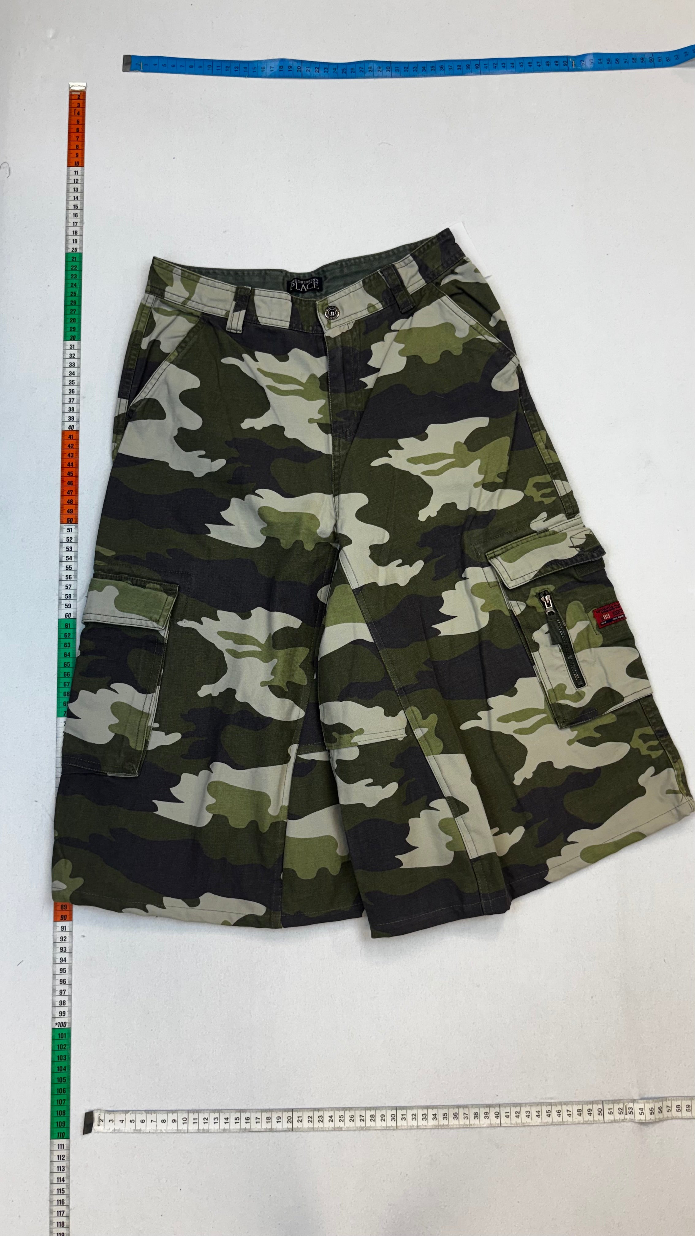 Baggy camo jorts