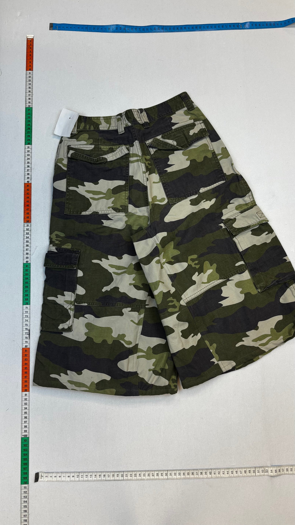 Baggy camo jorts